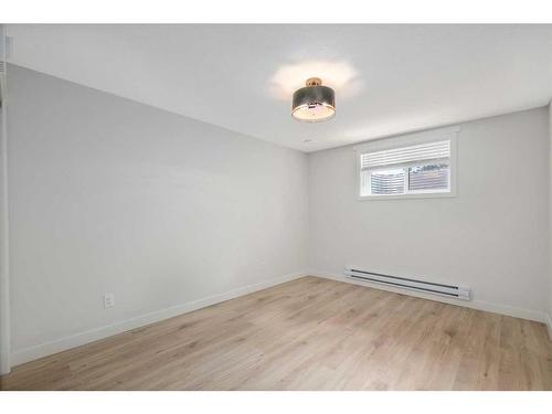 422 Hendon Drive Nw, Calgary, AB - Indoor Photo Showing Other Room