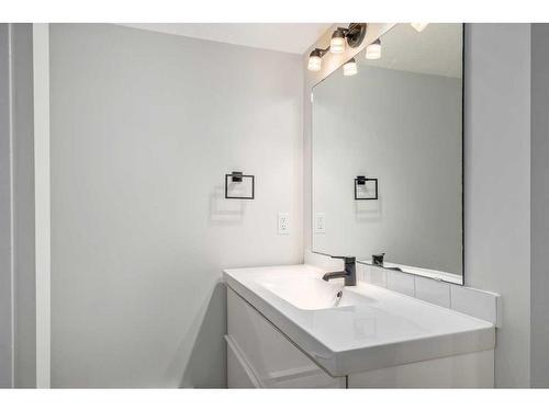 422 Hendon Drive Nw, Calgary, AB - Indoor Photo Showing Bathroom