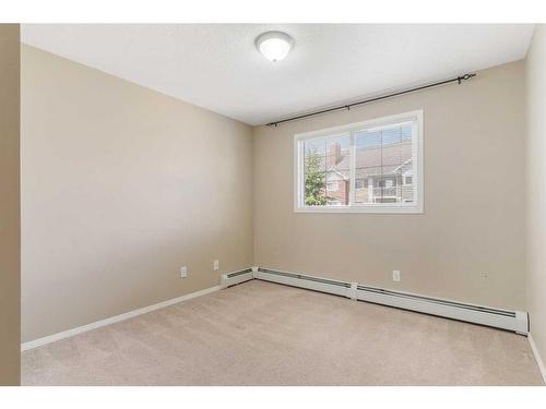 3303-10 Prestwick Bay Se, Calgary, AB - Indoor Photo Showing Bedroom