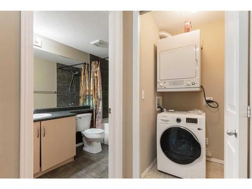 3303-10 Prestwick Bay Se, Calgary, AB - Indoor Photo Showing Bathroom