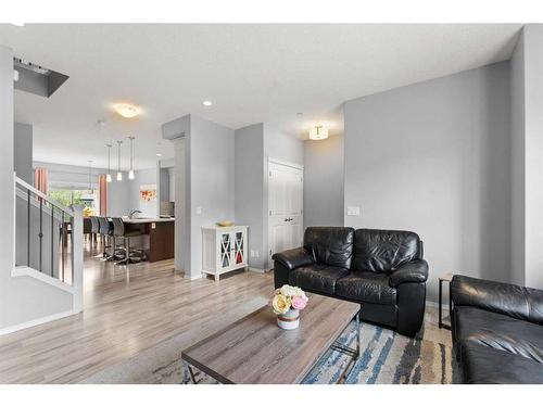 169 Howse Avenue Ne, Calgary, AB - Indoor Photo Showing Living Room