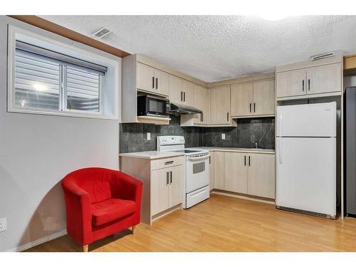 158 Tarawood Road Ne, Calgary, AB - Indoor Photo Showing Kitchen