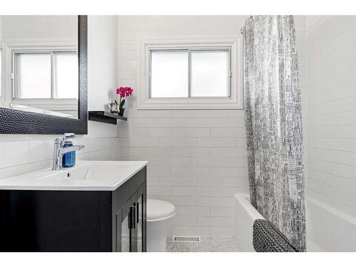 16 Hallmark Place Sw, Calgary, AB - Indoor Photo Showing Bathroom