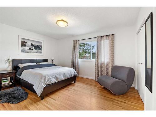 16 Hallmark Place Sw, Calgary, AB - Indoor Photo Showing Bedroom
