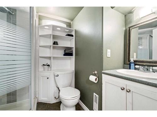 16 Hallmark Place Sw, Calgary, AB - Indoor Photo Showing Bathroom