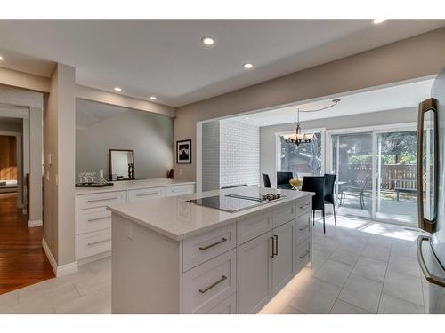 395 Canterville Drive Sw, Calgary, AB - Indoor Photo Showing Kitchen