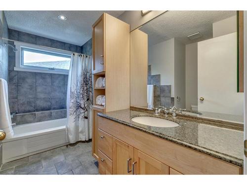 395 Canterville Drive Sw, Calgary, AB - Indoor Photo Showing Bathroom