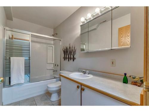 395 Canterville Drive Sw, Calgary, AB - Indoor Photo Showing Bathroom