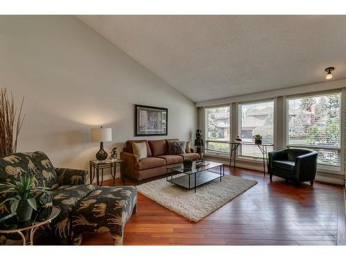 395 Canterville Drive Sw, Calgary, AB - Indoor Photo Showing Living Room