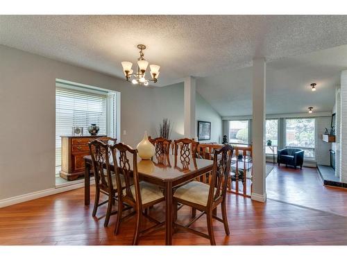 395 Canterville Drive Sw, Calgary, AB - Indoor Photo Showing Dining Room