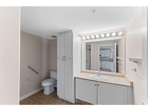 204-5000 Somervale Court Sw, Calgary, AB - Indoor Photo Showing Bathroom