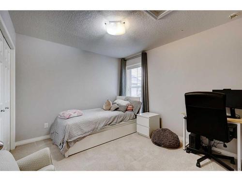215 Kincora Glen Mews Nw, Calgary, AB - Indoor Photo Showing Bedroom