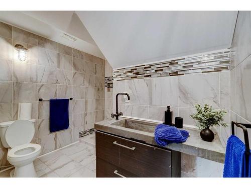 215 Kincora Glen Mews Nw, Calgary, AB - Indoor Photo Showing Bathroom