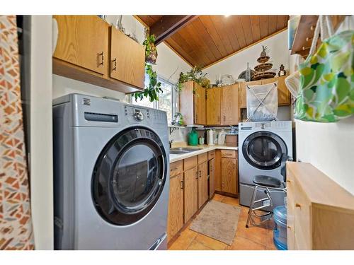 15 Arlington Bay Se, Calgary, AB - Indoor Photo Showing Laundry Room