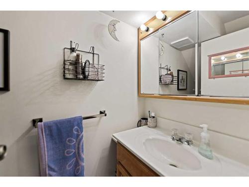 15 Arlington Bay Se, Calgary, AB - Indoor Photo Showing Bathroom