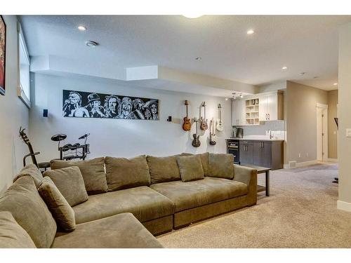 4620 82 Street Nw, Calgary, AB - Indoor Photo Showing Living Room