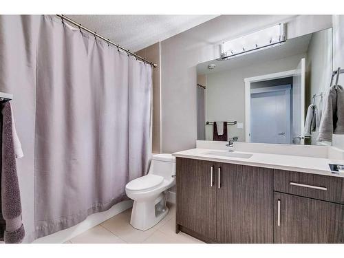 4620 82 Street Nw, Calgary, AB - Indoor Photo Showing Bathroom