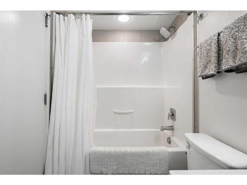214-510 Edmonton Trail Ne, Calgary, AB - Indoor Photo Showing Bathroom