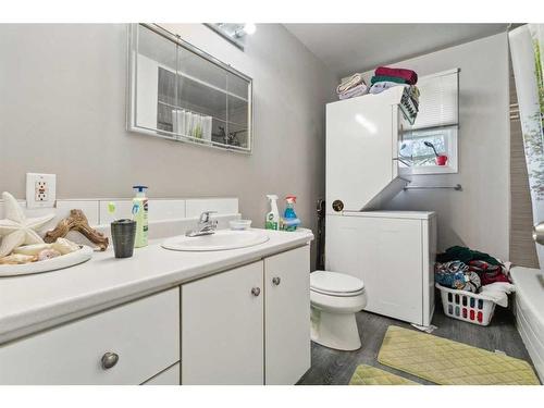 2029 38 Street Se, Calgary, AB - Indoor Photo Showing Bathroom