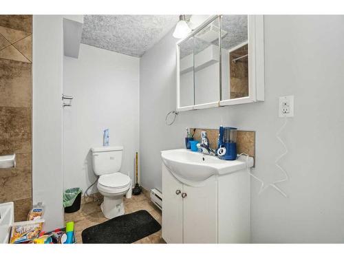 2029 38 Street Se, Calgary, AB - Indoor Photo Showing Bathroom