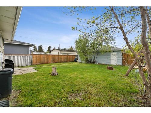2029 38 Street Se, Calgary, AB - Outdoor With Backyard