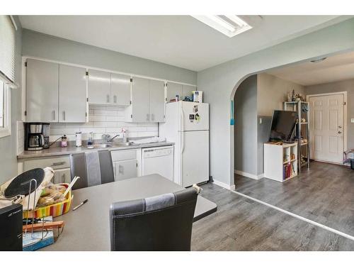 2029 38 Street Se, Calgary, AB - Indoor Photo Showing Kitchen