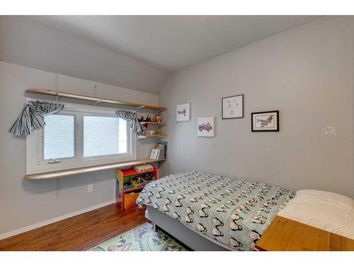 1910 Bowness Road Nw, Calgary, AB - Indoor Photo Showing Bedroom