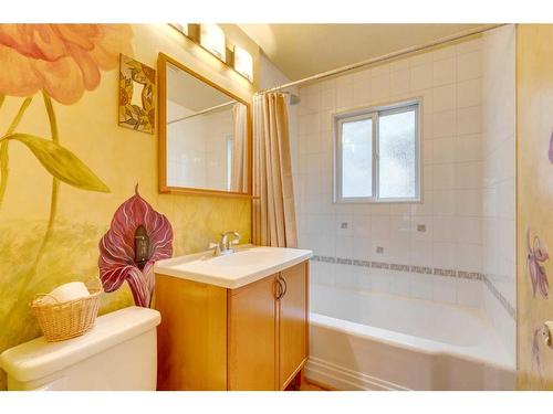 1910 Bowness Road Nw, Calgary, AB - Indoor Photo Showing Bathroom