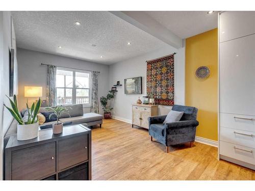 1910 Bowness Road Nw, Calgary, AB - Indoor Photo Showing Living Room