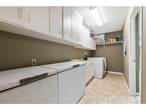 411 Lineham Acres Bay Nw, High River, AB - Indoor Photo Showing Laundry Room