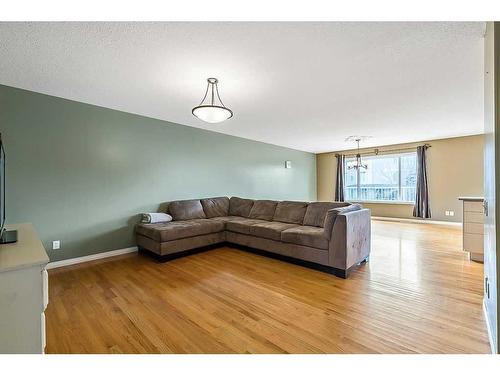 411 Lineham Acres Bay Nw, High River, AB - Indoor Photo Showing Living Room