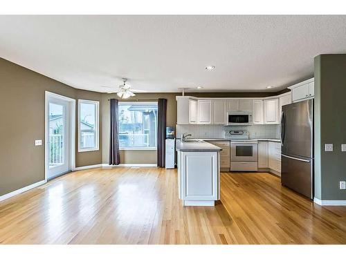 411 Lineham Acres Bay Nw, High River, AB - Indoor Photo Showing Kitchen