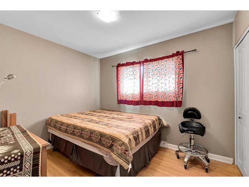 372 Northmount Drive Nw, Calgary, AB - Indoor Photo Showing Bedroom