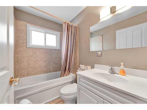 372 Northmount Drive Nw, Calgary, AB - Indoor Photo Showing Bathroom