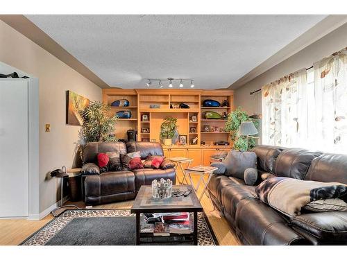 372 Northmount Drive Nw, Calgary, AB - Indoor Photo Showing Living Room