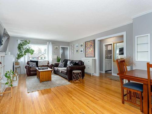 726 21 Avenue Nw, Calgary, AB - Indoor Photo Showing Living Room