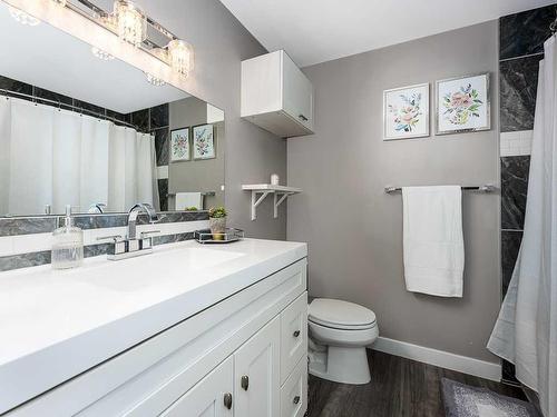 726 21 Avenue Nw, Calgary, AB - Indoor Photo Showing Bathroom