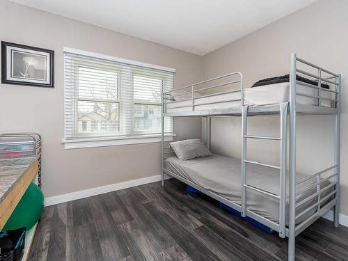 726 21 Avenue Nw, Calgary, AB - Indoor Photo Showing Bedroom