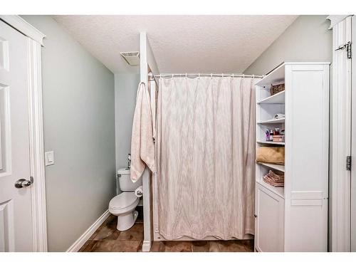 109-2 Hemlock Crescent Sw, Calgary, AB - Indoor Photo Showing Bathroom