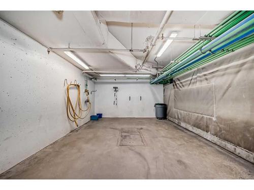 109-2 Hemlock Crescent Sw, Calgary, AB - Indoor Photo Showing Garage