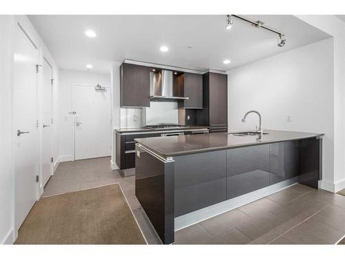 1805-433 11 Avenue Se, Calgary, AB - Indoor Photo Showing Kitchen With Upgraded Kitchen