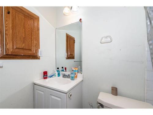 221 Tarawood Close Ne, Calgary, AB - Indoor Photo Showing Bathroom