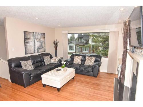 3403 23 Street Nw, Calgary, AB - Indoor Photo Showing Living Room