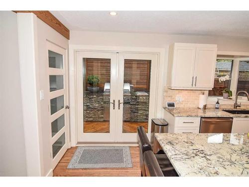 3403 23 Street Nw, Calgary, AB - Indoor Photo Showing Kitchen With Upgraded Kitchen