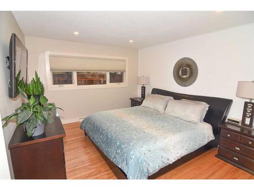 3403 23 Street Nw, Calgary, AB - Indoor Photo Showing Bedroom