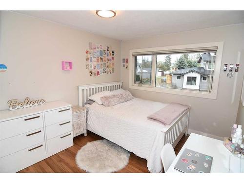 3403 23 Street Nw, Calgary, AB - Indoor Photo Showing Bedroom