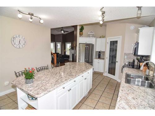 15-5341 Township Road 293 A, Rural Mountain View County, AB - Indoor Photo Showing Kitchen With Double Sink