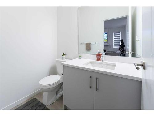 644 Southpoint Heath Sw, Airdrie, AB - Indoor Photo Showing Bathroom