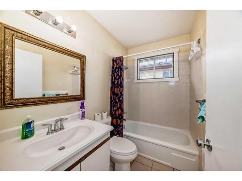 847 Northmount Drive Nw, Calgary, AB - Indoor Photo Showing Bathroom