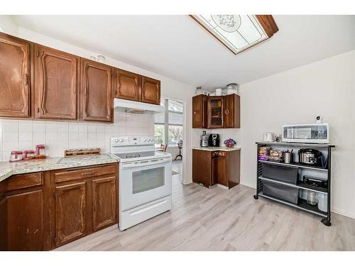 3811 Brantford Drive Nw, Calgary, AB - Indoor Photo Showing Kitchen